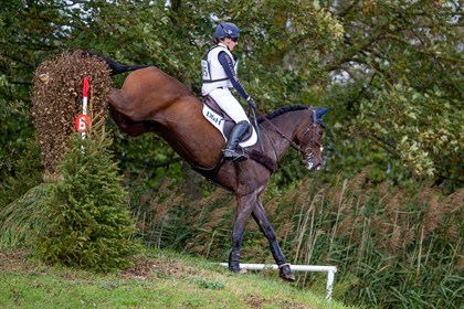 Laura Collett took section Q aboard her own, Karen Bartlett, and Keith Scott’s London 52. © Elli Birch / Boots and Hooves