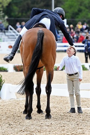 A sweet moment between Oliver Townend and Pony Club volunteer Suzanna Hall following his winning test © Michelle Dunn