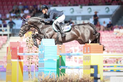 Billy Raymont on Black Jack IXE over the Nyhaven Village facades oxer. © Michelle Terlato Photography