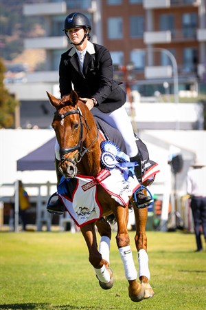 Hazel and WillingaPark Clifford on their lap of honour at Adelaide. © Michelle Terlato