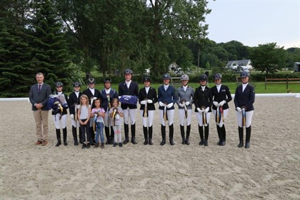 Judge, Torleif Siegel congratulates winners Eva Möller and other placed riders in the Bundeschampionat Qualification © Sylvia Sánchez
