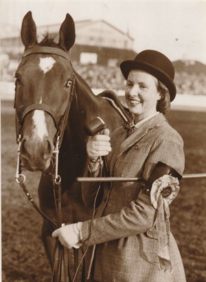 Judy Amory winning the Lady Rider at the Melbourne Royal Show in 1948 © Image supplied