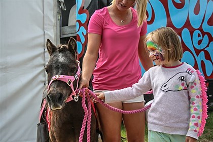 Kids and their ponies © Elle Roux