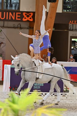 Anna Weidenauer on Chivas 14, lunged by Maria Lehrmann in Le Mans 2021. © FEI/Les Garennes