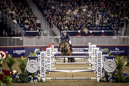 Daniel Coyle and Legacy, winners of the Longines FEI Jumping World Cup™ NAL 2022/2023 in Toronto, Canada. © FEI/Mackenzie Clark