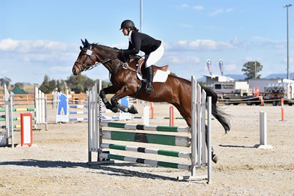 NEGS student Annabelle Simpson show jumping © OzShots Photography - not for reuse