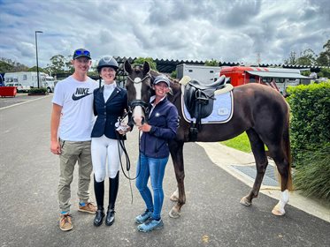 Riley Alexander, Alison Gill and Christan Trainor with Divine Essence. Image: Glenhill Sporthorses.