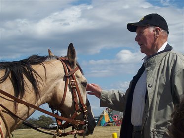 Ron Walters, one of the last Tassie Lighthorsemen, with Troop horse 'Breeze' © Tasmanian Lighthorse