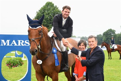 Ryan Wood accepts Essex Silver Cup from Rod and Diann Ryan © i{mpack} studio