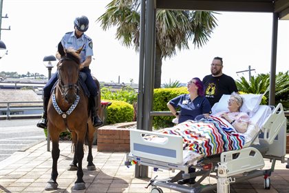 Senior Constable Graham Lovett with Don (horse), Rita Meredith, and Emily Sykes (Rita’s daughter-in-law), Robert Parnaby (Rita’s son). © NSW Police Fo