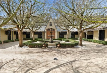 The stables face out onto a beautiful courtyard. Image: RT Edgar.