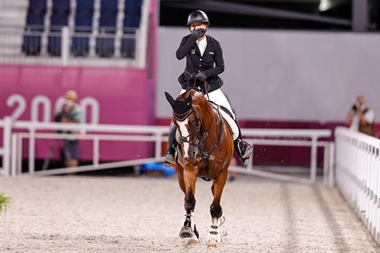 ermany’s Julia Krajewski and Amande de B’Neville. © HippoFoto - Dirk Caremans